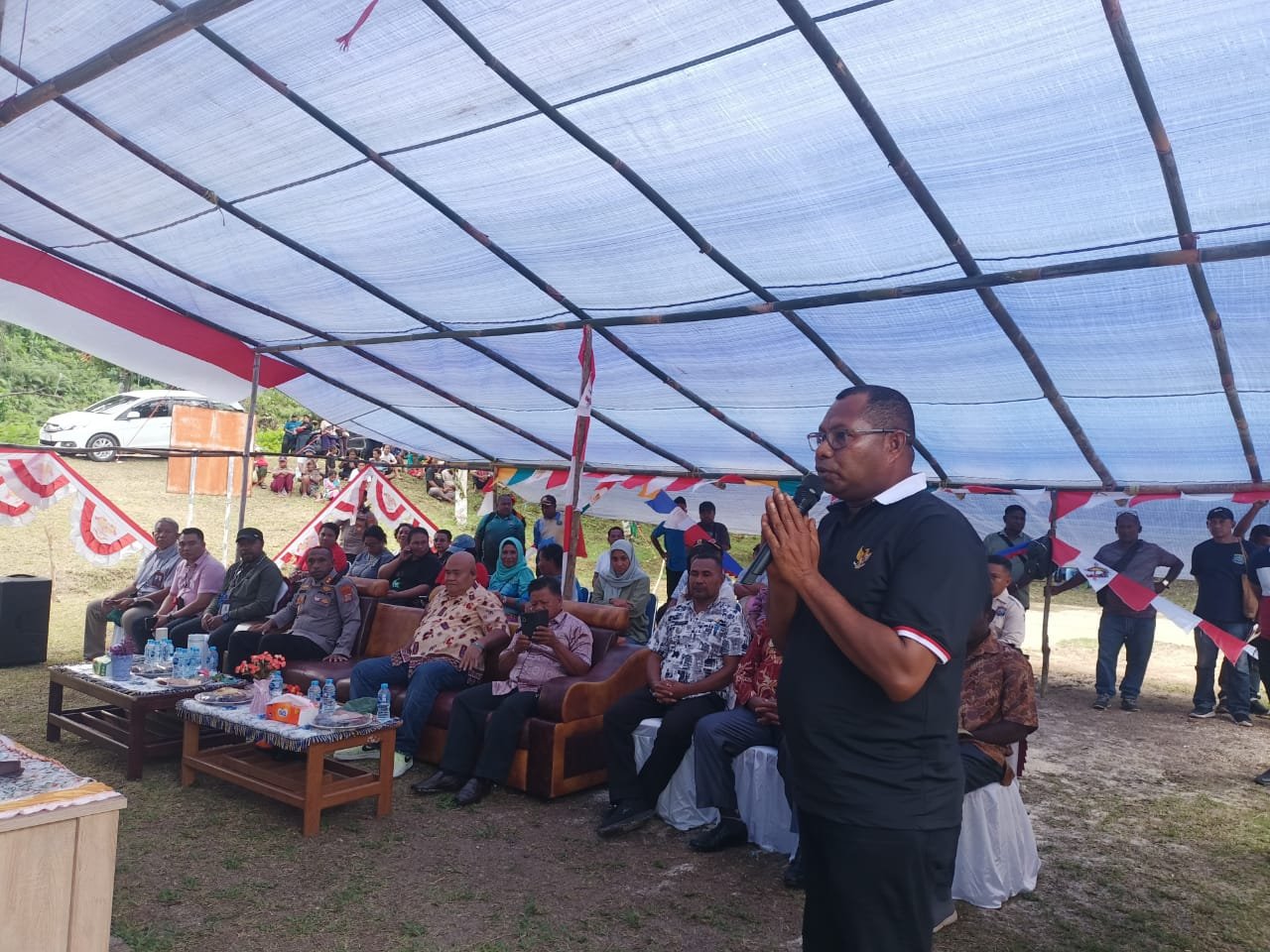Ket: Bupati Raja Ampat, Orideko Iriano Burdam, S.IP, MM, M.Ec.Dev memberi arahan saat penyerakan Alokasi Dana Desa Tahap II dan III Tahun 2024 dan Dana Desa Tahap I Tahun 2025 bagi kampung-kampung di Teluk Mayalibit, Tiplol Mayalibit dan Waigeo Timur, Jumat (1/8/2025)/Foto: Agustinus Guntur