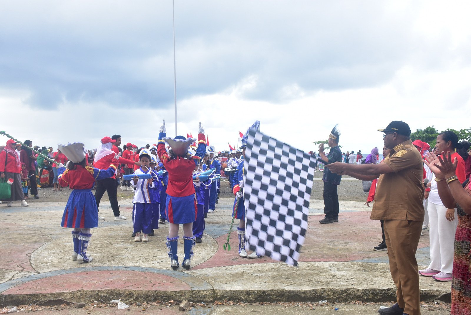 Bupati Raja Ampat, Orideko I Burdam melepas peserta Karnaval Budaya dalam rangka HUT ke-80 RI di Raja Ampat, Selasa (12/8/2025)/dok. panitia
