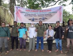 Aksi Pelepasan Tukik Penyu di Yenbekaki Jadi Momentum Konservasi dan Ekowisata