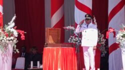 Bupati Raja Ampat, Orideko I Burdam, S.IP, MM, M.Ec.Dev saat memimpin upacara HUT ke-80 RI di Halaman Kantor Bupati Raja Ampat, Minggu (17/8/2025)/Foto: Dok. Panitia