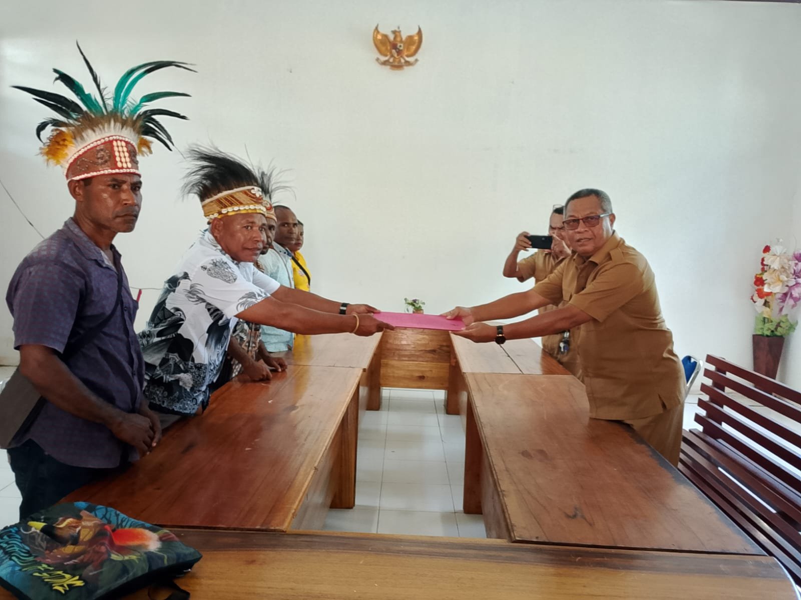Kepala Kesbangpol saat menerima Berkas Pendaftaran DAS Wardo