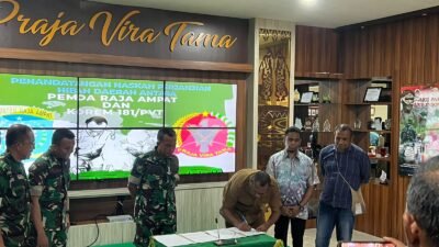 Ket: Penandatangan Nota Kesepahaman (MoU) terkait penguatan kerja sama pertahanan dan pembangunan daerah antara Pemerintah Kabupaten Raja Ampat bersama Komando Resor Militer (Korem) 181/PVT di Markas Korem 181/PVT, Sorong, Selasa (26/8/2025)/Dok. Kodim Raja Ampat