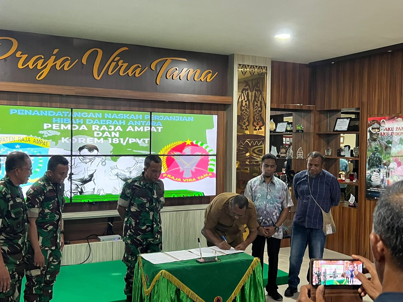 Ket: Penandatangan Nota Kesepahaman (MoU) terkait penguatan kerja sama pertahanan dan pembangunan daerah antara Pemerintah Kabupaten Raja Ampat bersama Komando Resor Militer (Korem) 181/PVT di Markas Korem 181/PVT, Sorong, Selasa (26/8/2025)/Dok. Kodim Raja Ampat