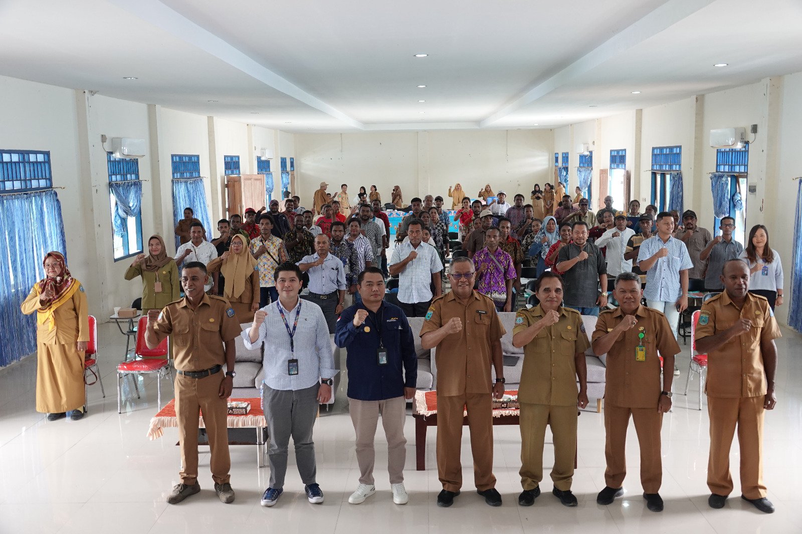 Ket: Pembukaan pelatihan administrasi, pengembangan usaha, pelaporan keuangan, dan pengurusan surat izin usaha bagi koperasi yang diselenggarakan Dinas Koperasi dan UMKM di Gedung Salome Syeben-Kota Waisai, Selasa (26/8/2025)/Foto: Dony K,