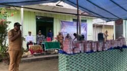 Ket: Bupati Raja Ampat, Orideko I Burdam memberi arahan pada penyerahan Alokasi Dana Desa tahap II dan III Tahun 2024 dan Dana Desa tahap I tahun 2025 di Kampung Foley, Distrik Misool Timur, Senin (4/8/2025)/Foto: Petrus Rabu