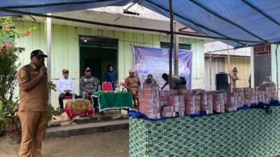 Ket: Bupati Raja Ampat, Orideko I Burdam memberi arahan pada penyerahan Alokasi Dana Desa tahap II dan III Tahun 2024 dan Dana Desa tahap I tahun 2025 di Kampung Foley, Distrik Misool Timur, Senin (4/8/2025)/Foto: Petrus Rabu