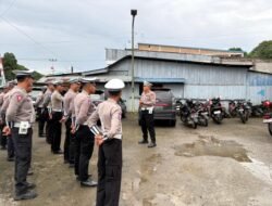 Sambut HUT RI ke-80, Satlantas Raja Ampat Bagikan Bendera Merah Putih ke Pengendara di Waisai