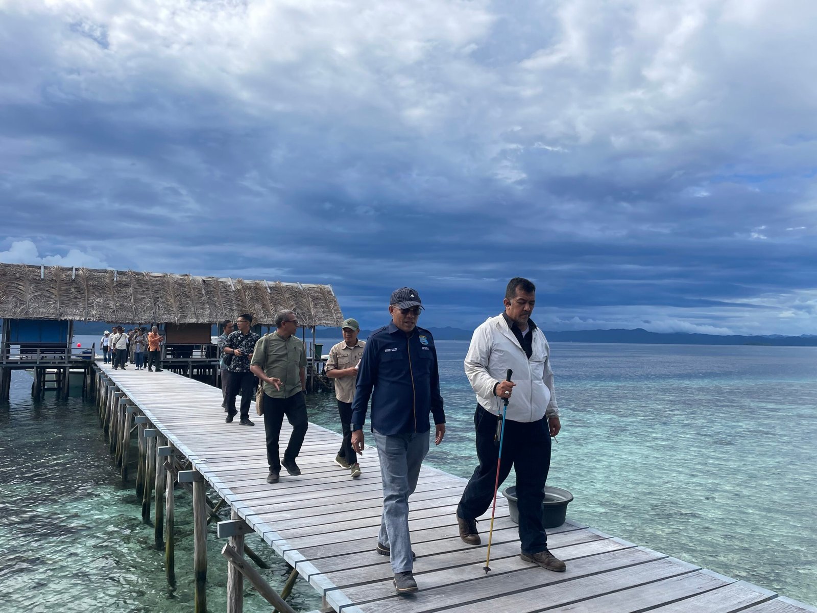 Ket: Tim Satuan Tugas Koordinasi dan Supervisi Wilayah V Komisi Pemberantasan Korupsi (KPK) Republik Indonesia bersama Pemerintah Kabupaten Raja Ampat melakukan monitoring langsung ke sejumlah resort wisata di Raja Ampat, Jumat (1/8/2025)/Foto: Raja Ampat News