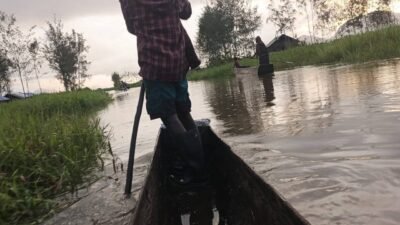 Banjir Rendam Distrik Topiyai, Warga Bertahan di Pengungsian