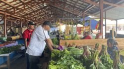 KET: Bupati Raja Ampat, Orideko I. Burdam (kaos putih), saat berbelanja di Pasar Ikan Snun Bokur pada awal Juni 2025, bertepatan dengan pencanangan program ASN berbelanja di pasar tersebut untuk mendukung ekonomi pedagang lokal. /Petrus Rabu.