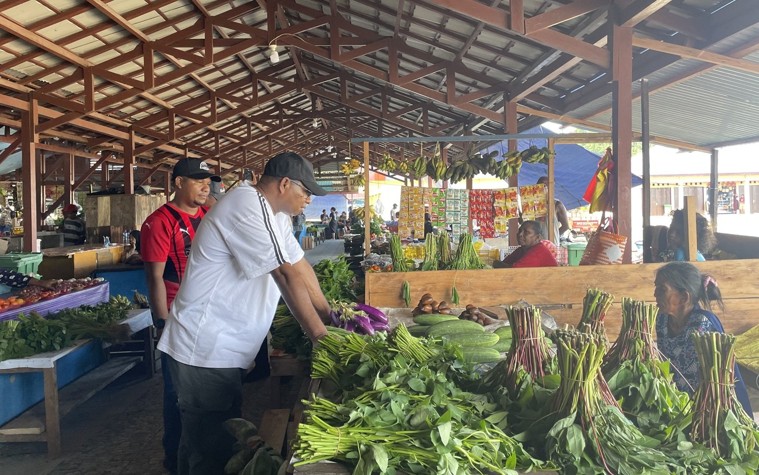 KET: Bupati Raja Ampat, Orideko I. Burdam (kaos putih), saat berbelanja di Pasar Ikan Snun Bokur pada awal Juni 2025, bertepatan dengan pencanangan program ASN berbelanja di pasar tersebut untuk mendukung ekonomi pedagang lokal. /Petrus Rabu.