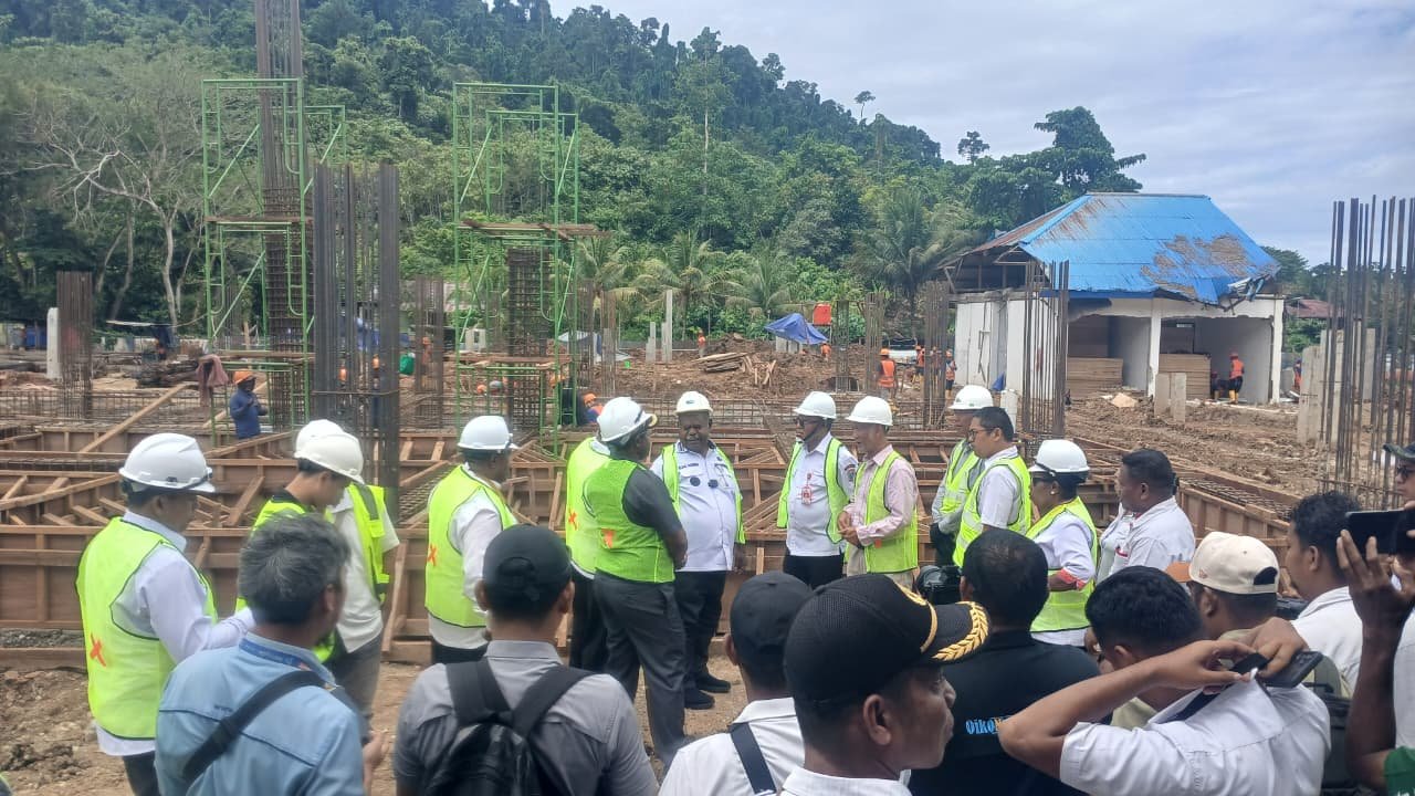 Ket: Gubernur Papua Barat Daya, Elisa Kambu didampingi Bupati Raja Ampat, Orideko I Burdam beserta sejumlah pejabat meninjau proses pembangunan RSUD Tipe C Raja Ampat di Kota Waisai, Rabu (10/9/2025)/Foto: Dony Kumuai