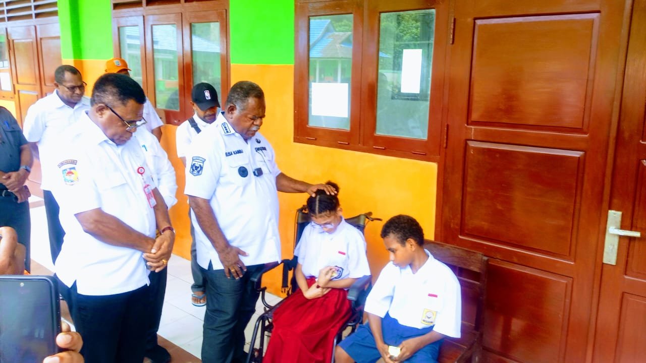 Ket: Gubernur Papua Barat Daya, Elisa Kambu, S.Sos, menyempatkan diri meninjau Sekolah Luar Biasa (SLB) di Kelurahan Bongkawir, Perumahan 300, Waisai, Rabu (10/9/2025)