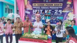 Ket: Acara Pemotongan tumpeng dalam rangka HUT ke-24 SMA Negeri 1 Raja Ampat yang mengusung tema “Terus Melaju, Menginspirasi Siswa, dan Mencetak Prestasi” pada Rabu (10/9/2025)/Foto: Agustinus Guntur