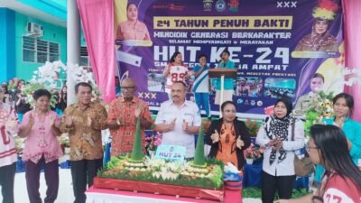 Ket: Acara Pemotongan tumpeng dalam rangka HUT ke-24 SMA Negeri 1 Raja Ampat yang mengusung tema “Terus Melaju, Menginspirasi Siswa, dan Mencetak Prestasi” pada Rabu (10/9/2025)/Foto: Agustinus Guntur