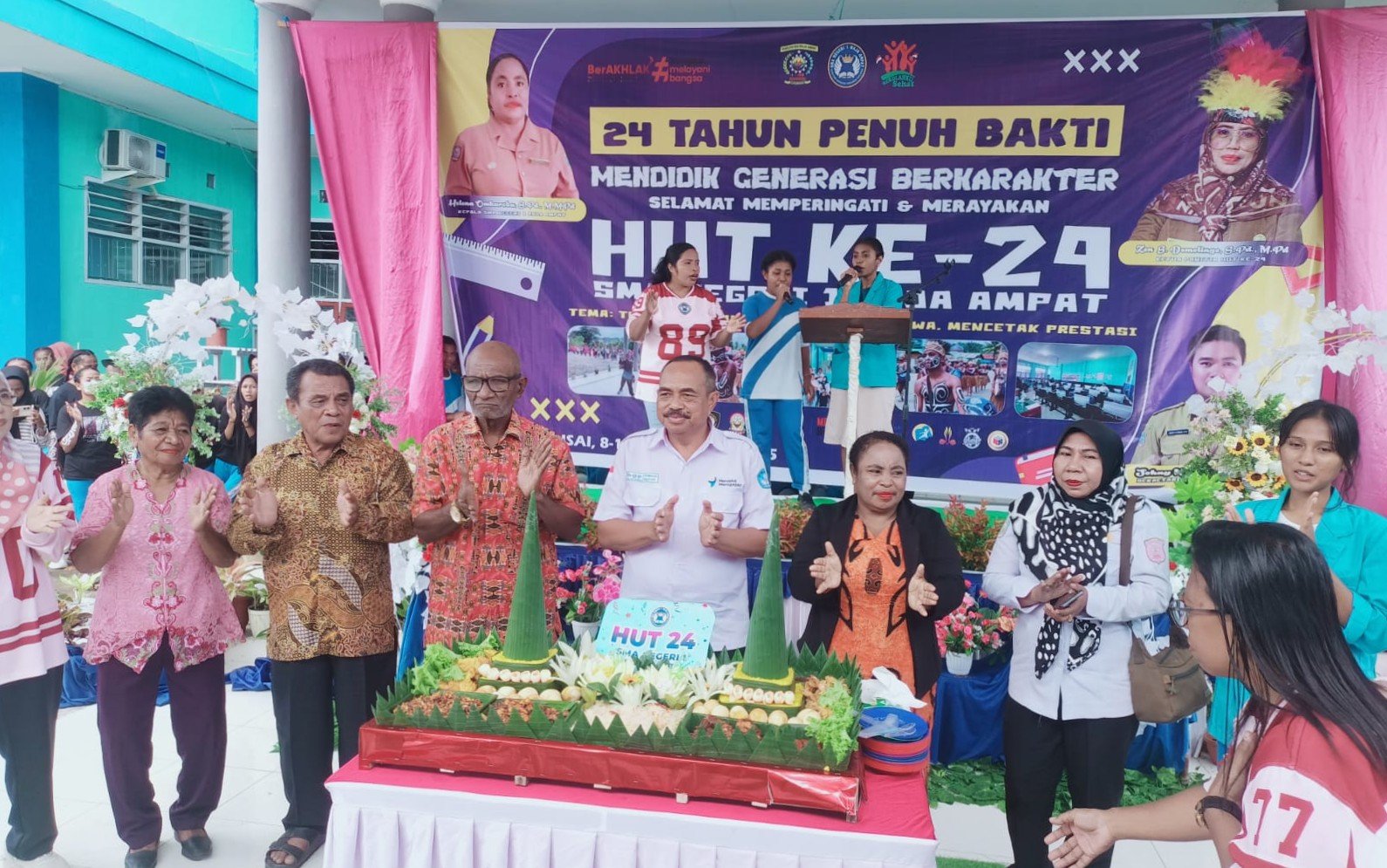 Ket: Acara Pemotongan tumpeng dalam rangka HUT ke-24 SMA Negeri 1 Raja Ampat yang mengusung tema “Terus Melaju, Menginspirasi Siswa, dan Mencetak Prestasi” pada Rabu (10/9/2025)/Foto: Agustinus Guntur