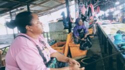 Ket: Janiba Walespapo dan Welmince Mayor (Pedagang ikan pasar snon bukor mengikuti studi tiru Disperindag di Yogyakarta