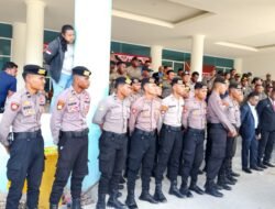 Personel Polres Raja Ampat Amankan Aksi Aliansi Masyarakat Adat Peduli Demokrasi