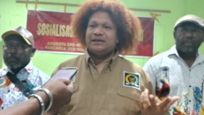 Ket: Anggota DPD RI dapil Papua Barat Daya, Paul Finsen Mayor memberikan keterangan pers ke media terkait komitemnya dalam menyelesaikan masalah tambang dan lapangan pekerjaan di Raja Ampat