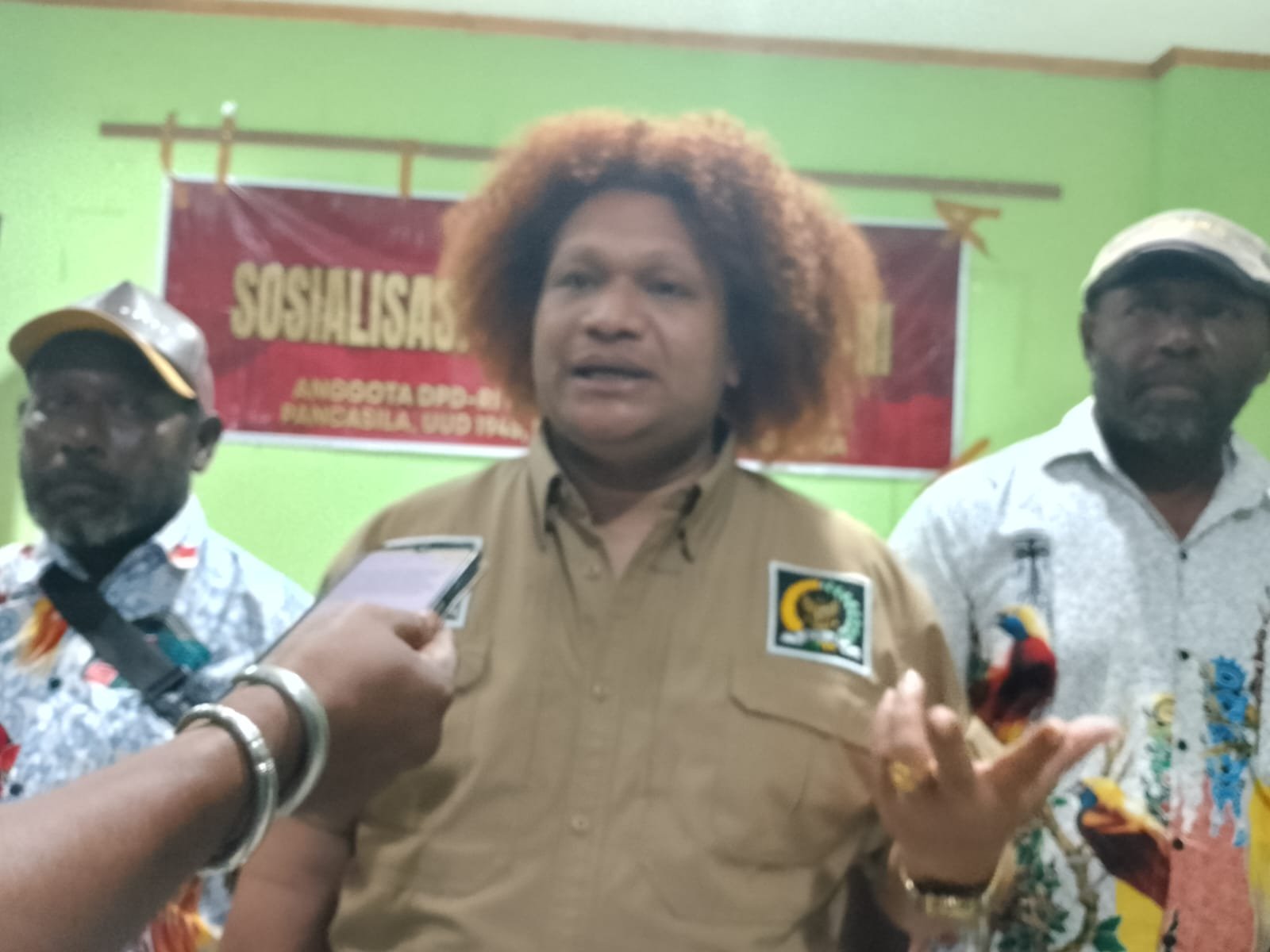 Ket: Anggota DPD RI dapil Papua Barat Daya, Paul Finsen Mayor memberikan keterangan pers ke media terkait komitemnya dalam menyelesaikan masalah tambang dan lapangan pekerjaan di Raja Ampat