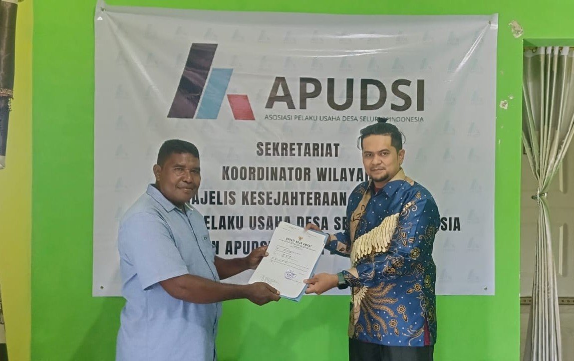 Ket: Valend Burdam (kiri) menyerahkan berkas rekomendas sebagai Calon Ketua Asosiasi Pelaku Usaha Desa Seluruh Indonesia (APUDSI) Majelis Kabupaten Desa (MKD) Raja Ampat kepada Koordinator Wilayah (Korwil) APUDSI Papua Barat Daya, Ruslan Rasid (kanan) di Sorong, Selasa (16/9/2025)