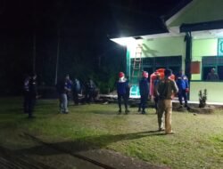 Petugas  Damkar Raja Ampat Evakuasi Sarang Lebah di Markas Koramil Waisai