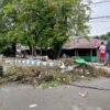 Warga Barak Pegawai Kota Waisai Gotong Royong Bersihkan Drainase Tersumbat