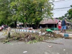 Warga Barak Pegawai Kota Waisai Gotong Royong Bersihkan Drainase Tersumbat