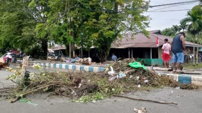 Warga Barak Pegawai Kota Waisai Gotong Royong Bersihkan Drainase Tersumbat