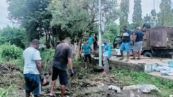 Pasca Banjir, Warga dan UPTD Pengelolaan Lingkungan Raja Ampat Gotong Royong Bersihkan Drainase