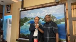 Ket: Bupari Orideko I Burdam (kanan) bersama salah seorang investor asing berjabatan tangan bersiap membangun kota pusat pelayanan pariwita modern di Teluk Wawiyai-Waigeo Selatan Raja Ampat. Visi yang butuh dukungan publik./foto> Petrus Rabu