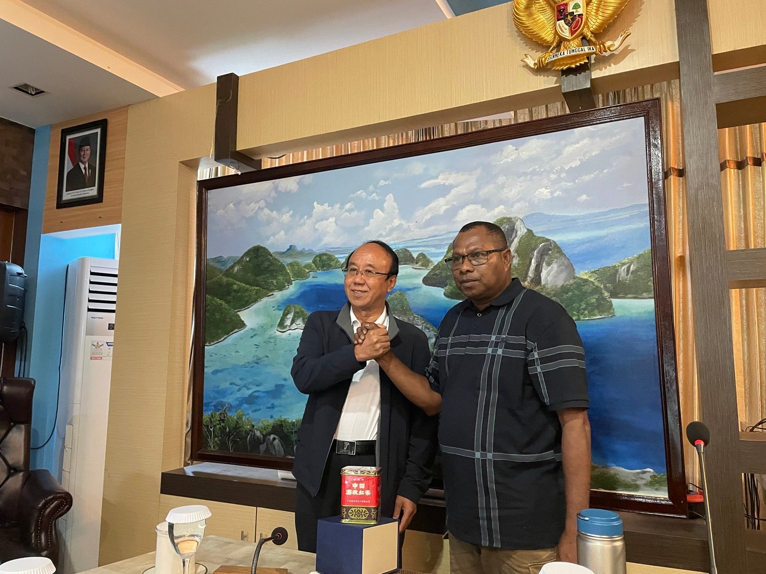 Ket: Bupari Orideko I Burdam (kanan) bersama salah seorang investor asing berjabatan tangan bersiap membangun kota pusat pelayanan pariwita modern di Teluk Wawiyai-Waigeo Selatan Raja Ampat. Visi yang butuh dukungan publik./foto> Petrus Rabu