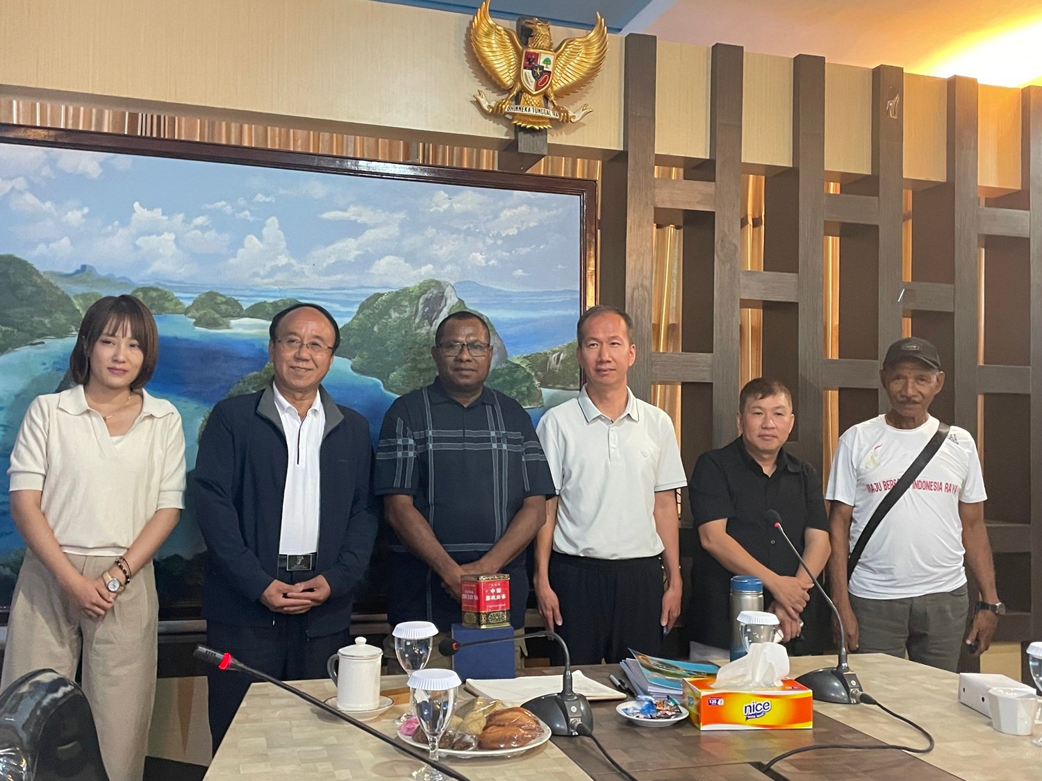 Ket: Bupati Raja Ampat, Orideko I Burdam foto bersama dengan investor yang direncakan berinvestasi dalam pembangunan pusat pelayanan pariwisata di Teluk Wawiyai-Raja Ampat di Aula Lantai II Kantor Bupati, Jumat (19/9/2025)/Foto: Petrus Rabu
