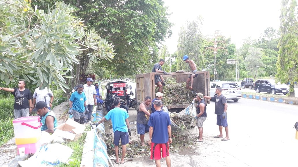 Ket: Tim UPTD Pengelolaan LIngkungan, Dinas Lingkungan Hidup Raja Ampat bekerja sama dengan warga membersihkan sampah di drainase pasca banjir 23 September 2025 dibeberapa lokasi di Kota Waisai, Kamis (25/9/2025)/foto: dok. RajaAmpatNews