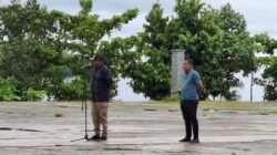 Ket: Bupati Raja Ampat, Orideko I Burdam memimpin apel rutin ASN di Lingkungan Pemda Raja Ampat di Pantai WTC, Jumat (19/9/2025). Bupati Orideko mengingatkan pimpinan untuk melaksanakan program pendampingan "satu OPD satu distrik./Foto: Dok. RajaAmpatnews