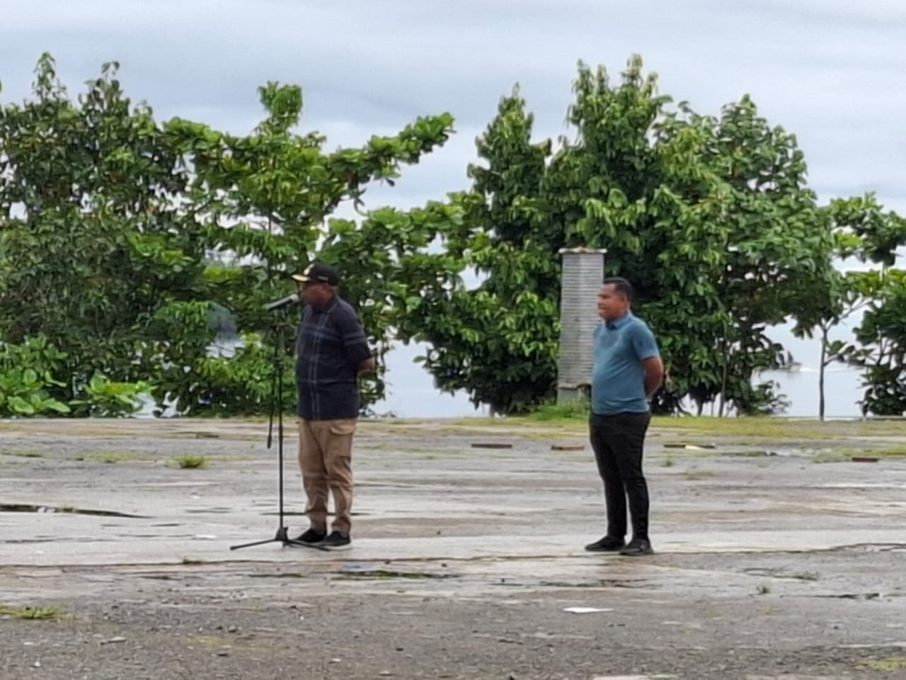 Ket: Bupati Raja Ampat, Orideko I Burdam memimpin apel rutin ASN di Lingkungan Pemda Raja Ampat di Pantai WTC, Jumat (19/9/2025). Bupati Orideko mengingatkan pimpinan untuk melaksanakan program pendampingan "satu OPD satu distrik./Foto: Dok. RajaAmpatnews
