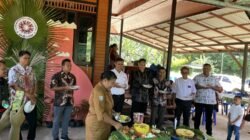 Ket: PLT. Kepala Dinas Koperasi & UMKM Raja Ampat, Fransisca Y Wanma, S.Hut, M.Ec.Dev yang mewakili Bupati Raja Ampat memotong tumpeng HUT ke-2 Kerukunan Keluarga Kawanua (KKK) Raja Ampat, Selasa (16/9/2025)/Foto: RajaAmpatNews