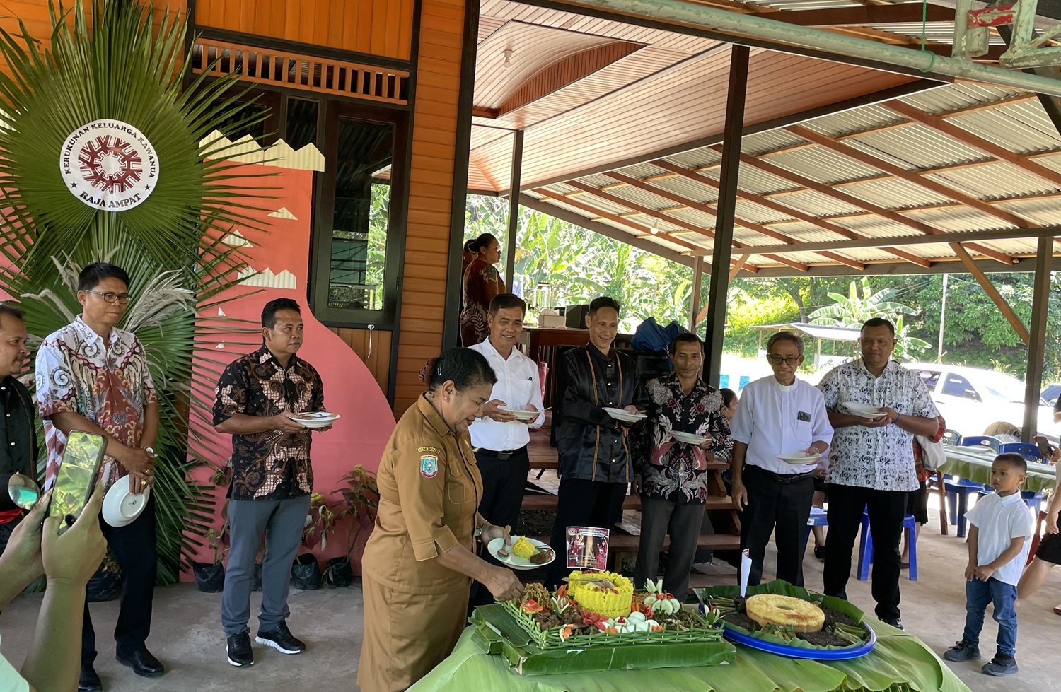 Ket: PLT. Kepala Dinas Koperasi & UMKM Raja Ampat, Fransisca Y Wanma, S.Hut, M.Ec.Dev yang mewakili Bupati Raja Ampat memotong tumpeng HUT ke-2 Kerukunan Keluarga Kawanua (KKK) Raja Ampat, Selasa (16/9/2025)/Foto: RajaAmpatNews