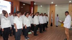 Ket: Wakil Ketua IV KORMI Papua Barat Daya, Fiktor Dominggus (kanan) membacakan naskah pelantikan Pengurus Kormi Raja Ampat 2025-2029 yang berlangsung di Aula Bappeda Raja Ampat, Jumat (19/9/2025)/foto: Dok. Bag.Prokopim Raja Ampat