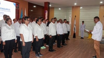 Ket: Wakil Ketua IV KORMI Papua Barat Daya, Fiktor Dominggus (kanan) membacakan naskah pelantikan Pengurus Kormi Raja Ampat 2025-2029 yang berlangsung di Aula Bappeda Raja Ampat, Jumat (19/9/2025)/foto: Dok. Bag.Prokopim Raja Ampat