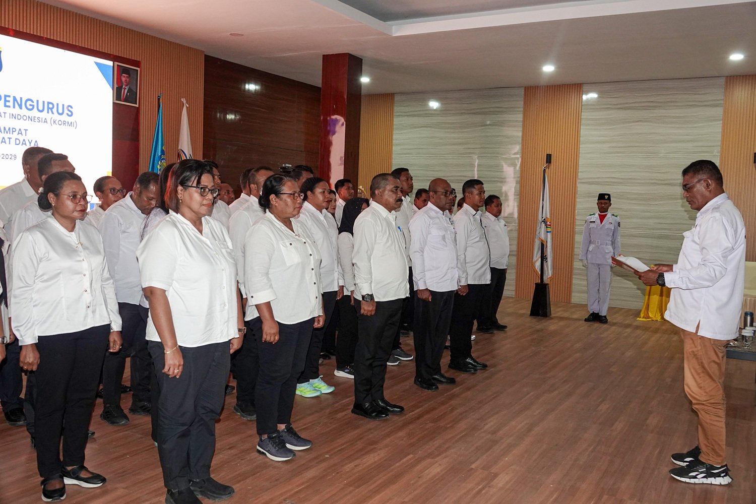 Ket: Wakil Ketua IV KORMI Papua Barat Daya, Fiktor Dominggus (kanan) membacakan naskah pelantikan Pengurus Kormi Raja Ampat 2025-2029 yang berlangsung di Aula Bappeda Raja Ampat, Jumat (19/9/2025)/foto: Dok. Bag.Prokopim Raja Ampat