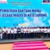 Dorong Pertumbuhan Usaha Kecil, Wali Kota Sorong  Salurkan Bantuan Modal ke 100 Pelaku UMKM
