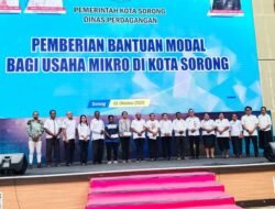 Dorong Pertumbuhan Usaha Kecil, Wali Kota Sorong  Salurkan Bantuan Modal ke 100 Pelaku UMKM