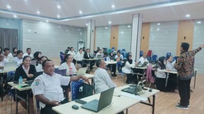 Ket: Peserta pelatihan multimedia pembelajaran bagi guru-guru agama lintas agama di Kabupaten Raja Ampat yang diselenggarakan Balai Diklat Keagamaan Papua (BDK Papua) di Aula Kantor Bappeda Raja Ampat Rabu (1/10/2025)/Foto: Agustinus G/RajaAmpatNews