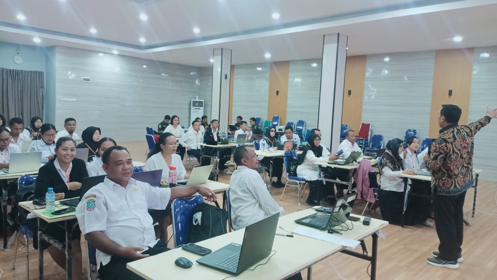 Ket: Peserta pelatihan multimedia pembelajaran bagi guru-guru agama lintas agama di Kabupaten Raja Ampat yang diselenggarakan Balai Diklat Keagamaan Papua (BDK Papua) di Aula Kantor Bappeda Raja Ampat Rabu (1/10/2025)/Foto: Agustinus G/RajaAmpatNews