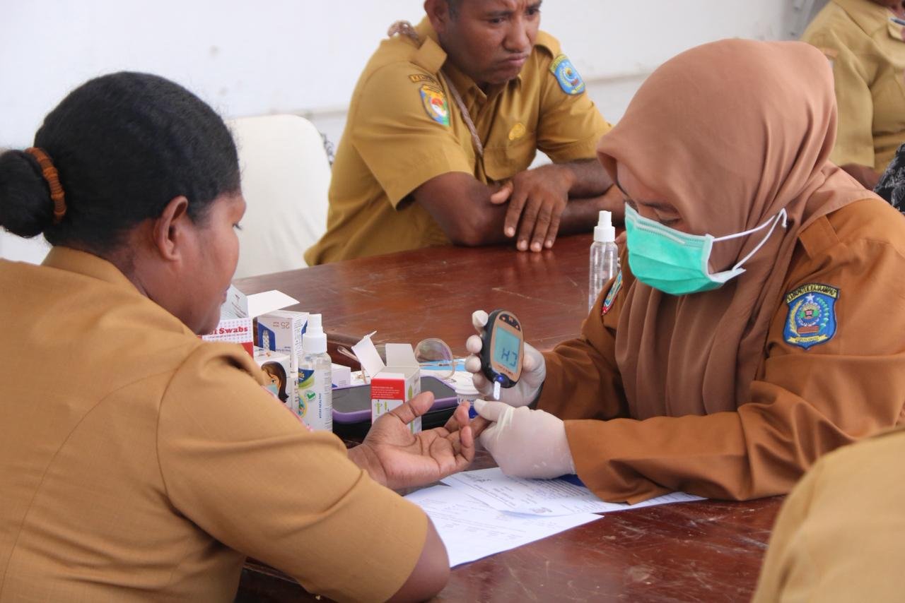 Salah satu petugas media (kanan) mengambil sample darah salah seorang ASN pada kegiatan skrinning kesehatan yang digelar Puskemas Kota Waisai di Kantor Bupati Raja Ampat, Selasa (14/10/2025)/Foto: MC.Raja Ampat