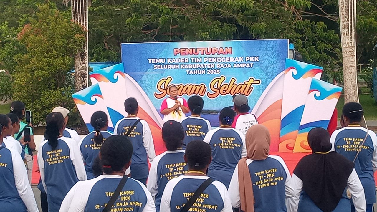 Ketua TP PKK Raja Ampat, Ny. Rusmiati Burdam memberi arahan pada penutupan Temu Kader PKK Raja Ampat, Rabu (15/10/2025)/Foto: RajaAmpatNews