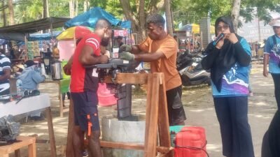 Ket: Demo bongkar pasang mesin tempel bagi masyarakat nelayan pada acara festival pesona dan gemarikan Raja Ampat yang berlangsung di Pantai WTC, Senin (20/10/2025)/Foto: Derek Mambrasar