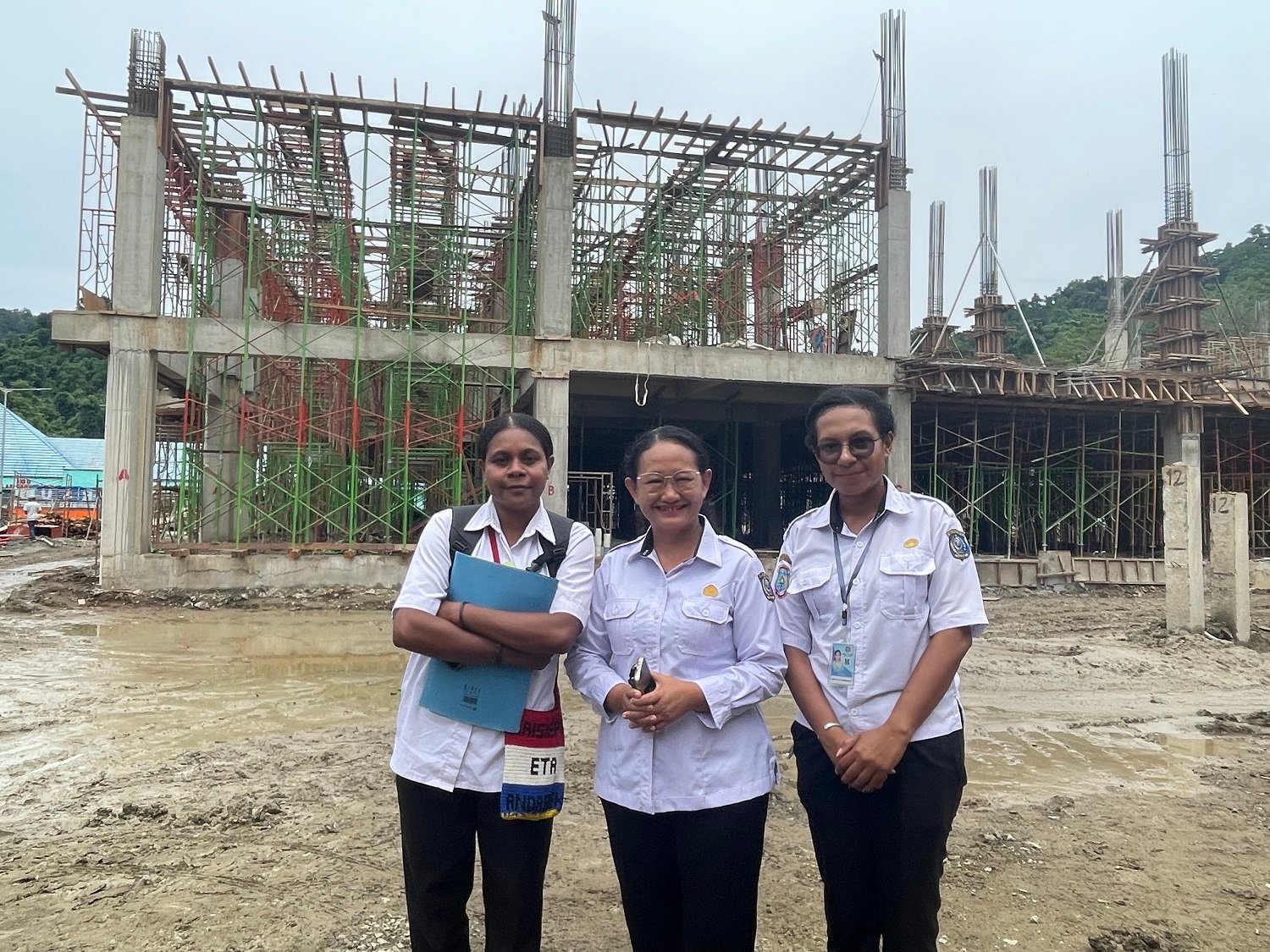 Ket: Direktur RSUD Raja Ampat, Meidi L. Maspaitella, S.Gz, MM (tengah) didampingi staf saat meninjau proses pembangunan RSUD Tipe C Raja Ampat, Rabu (12/11/2025)/Foto: Petrus Rabu