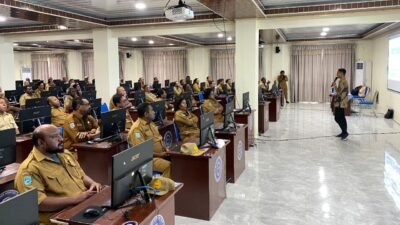 Sejumlah pejabat eselon II dan III mengikuti arahan pembukaan terkait kegiatan Pemetaan dan Penilaian Profil Talenta ASN (Profiling ASN) Tahun 2025 yang berlangsung di Gedung Assessment Center Raja Ampat, Selasa, (25/11/2025)//Dok. Prokopim Raja Ampat
